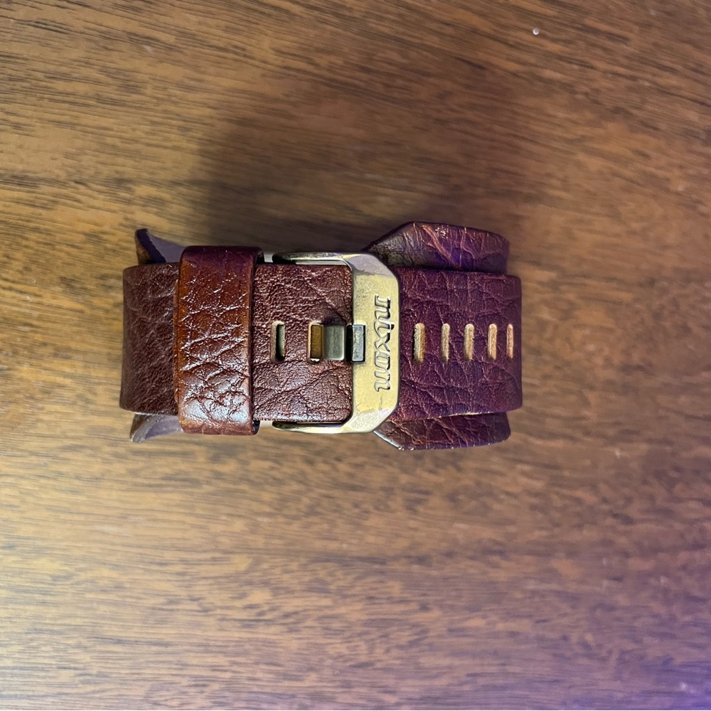 Nixon brown leather watch
Needs new battery. In great shape - Picture 3 of 4